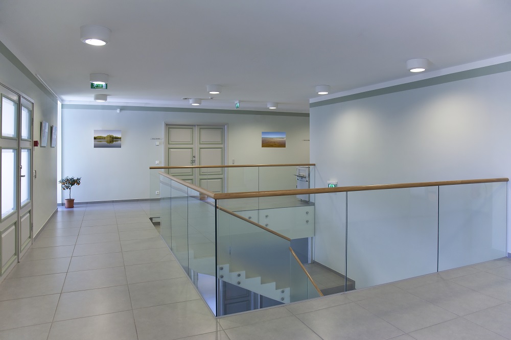 Advantages of glass railings in the home